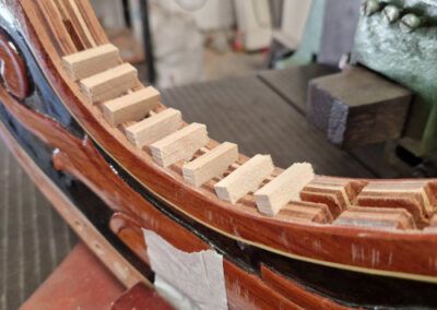Sustitución de puentes de apoyo cuerdas en consola o cuello de arpa paraguaya