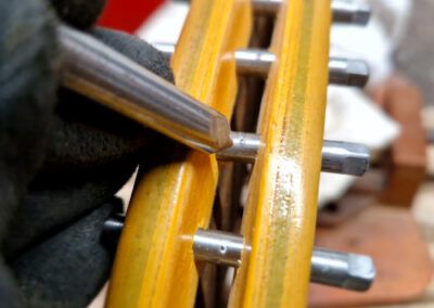 Adaptación de tapereds tuning pins en consola de arpa paraguaya