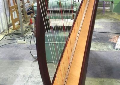 Arpa celta antigua Camac Melousine restauración completa y actualización