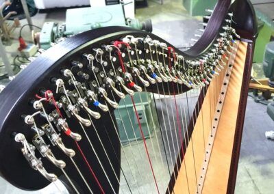 Arpa Camac Melousine. Nuevo cuello, mástil, añadido barra de cuerdas y nuevos tapereds tuning pins, pins y levers camac actuales. Nuevo tono nogal oscuro.