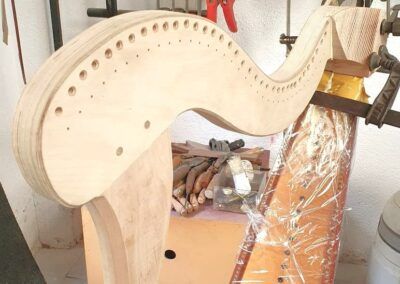 Después de construir cuello y mástil en Arpa camac melousine, emplazamiento y construcción del soulther. Soulther par neck Melousine Camac harp