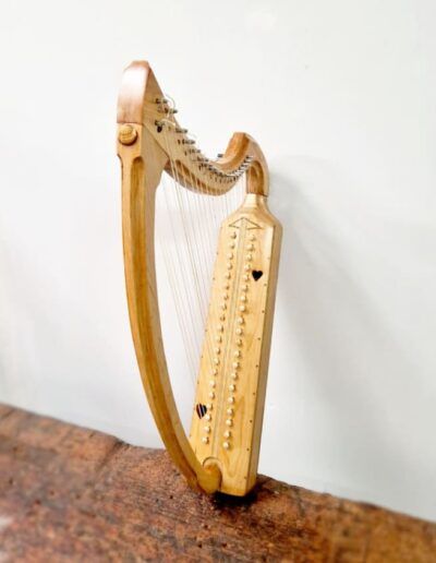 Arpa doble medieval construida con madera de arce. Mediterranean Harp Luthiery