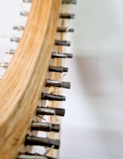 Pequeña arpa medieval de doble encordado diatónico. Madera de arce y clavijas cónicas de acero artesanales